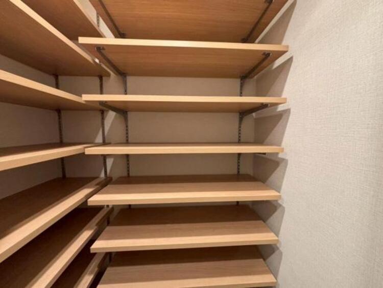 収納 清潔感のある空間を保てるよう、収納スペースを広く設けていますので、たくさんある靴もすべて収納して頂け、玄関をスッキリ綺麗な空間に纏めます。 