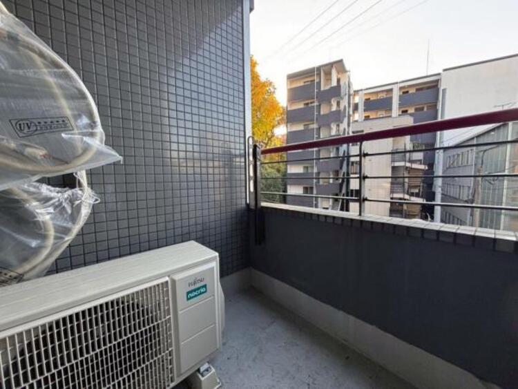 バルコニー 陽光、風通しのよいワイドバルコニー。お洗濯物も乾かしやすいですね。 