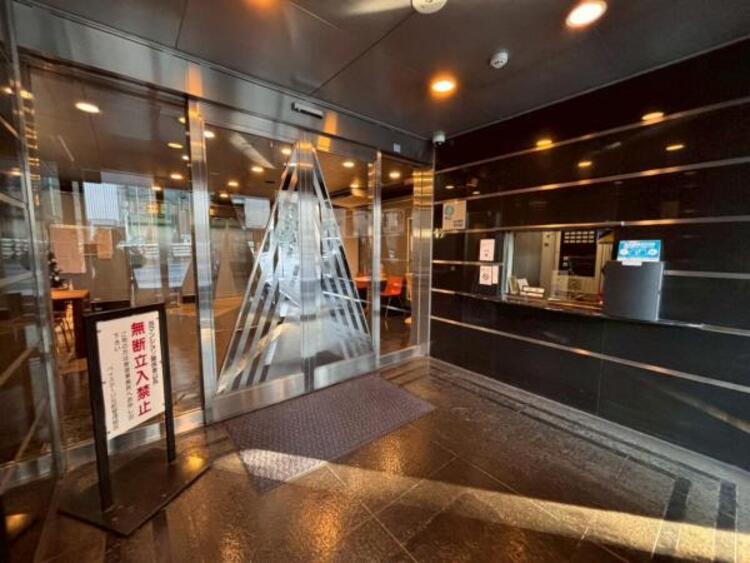 エントランス 管理が行き届いた清潔感のあるエントランス。オートロックや防犯カメラも完備されており、マンションならではの防犯性の高さも住宅選びの大切な要素ですね。 
