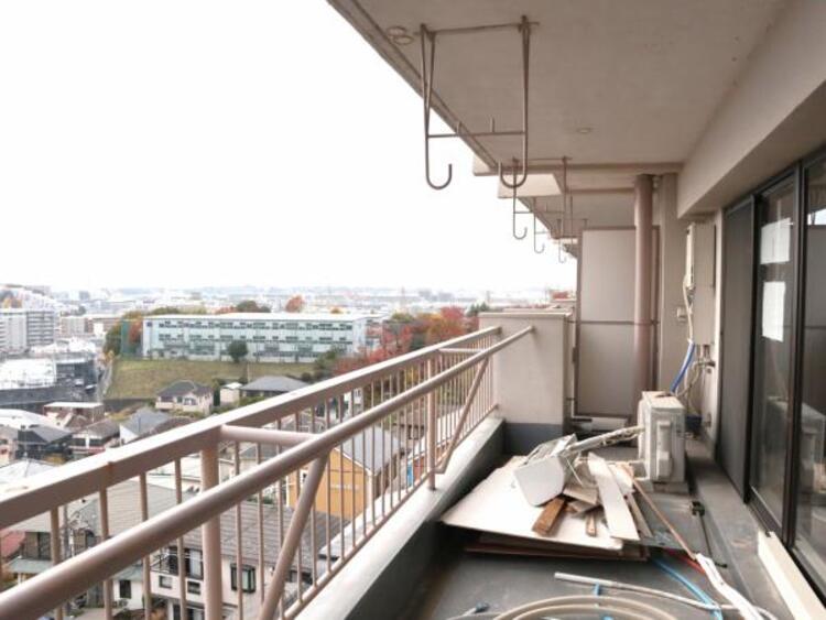 バルコニー 使い易いバルコニー。やわらかな陽射し・心地よい風。どこまでも広がる空の下、限りない開放感を味わえる空間です。（2025.11.27撮影）