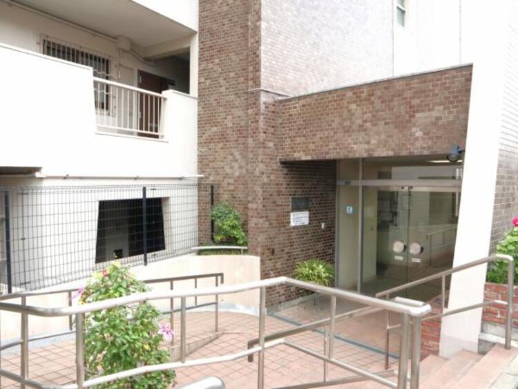 その他 居住者の帰り、訪れる方を優しく迎えてくれるエントランスです。