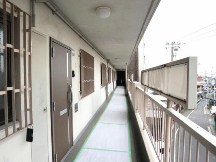 その他 一日の始まりと終わりはこちらの玄関から。今後ご家族の「行ってきます」「ただいま」が行き交う空間となるでしょう。（2025.11.27撮影）