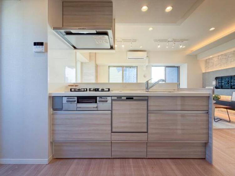 キッチン リビング全体が見渡せる対面式システムキッチンです。