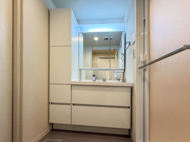 洗面 大きな鏡付きの洗面台で、身支度がしやすい設計です。