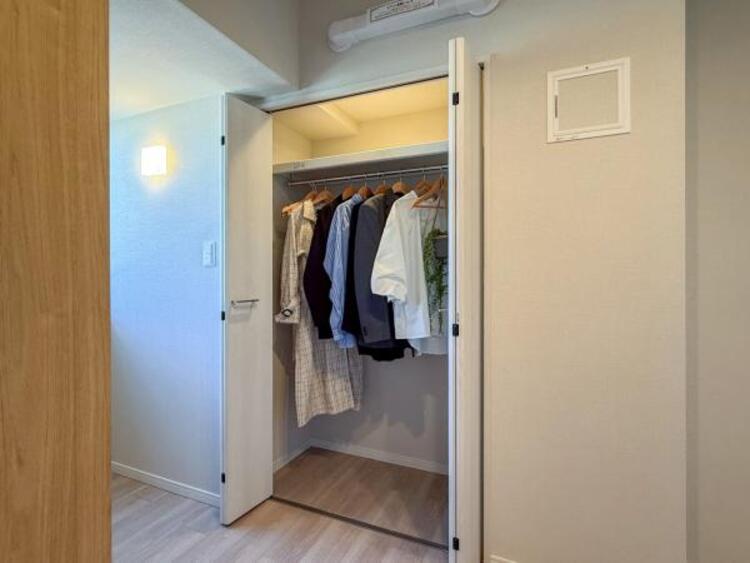 収納 【家具・小物（調度品）は販売価格に含まれません】クローゼットには棚やハンガーパイプが付いており、スーツや上着などがスッキリ収納可能です。