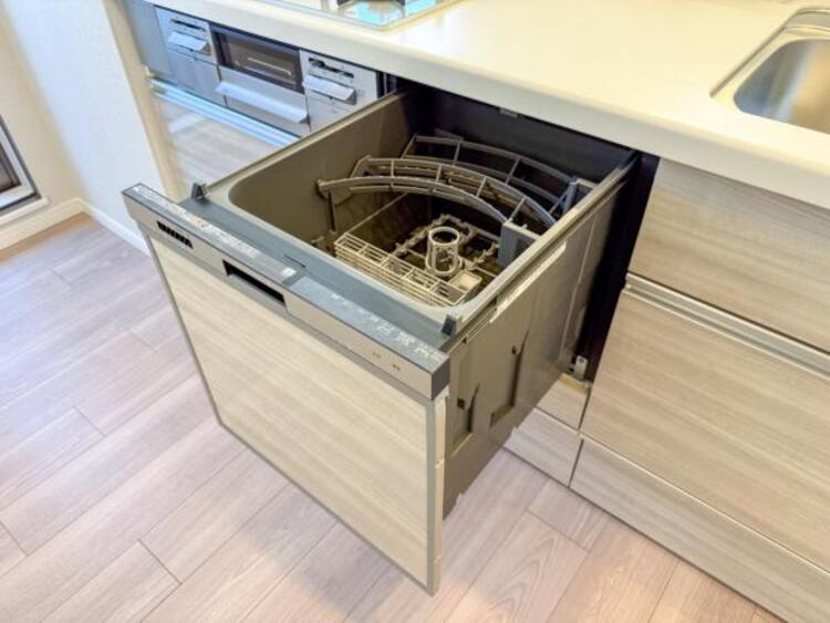 設備 食器洗浄乾燥機を標準装備。作動中は他の家事を並行して進めることができ、家事の時短と負担軽減につながります。高温、高圧水流で洗浄するため、除菌・消臭効果が期待でき、衛生面での安心感が高まります。また、手荒れの心配もなくなります。