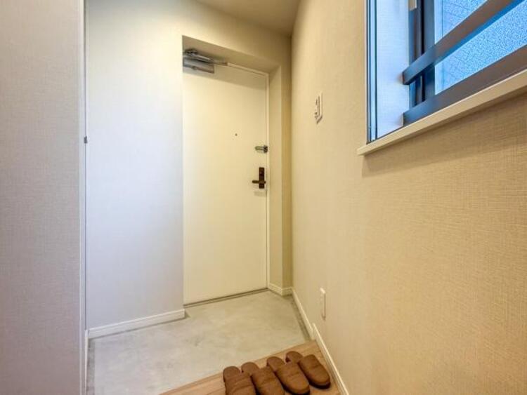 その他 シンプルで落ち着いたデザインの玄関が魅力です。