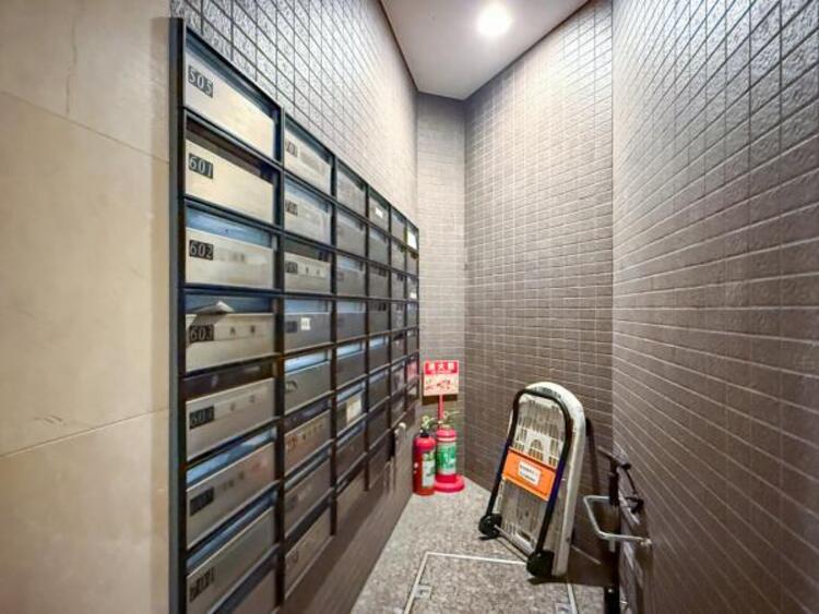 その他 エントランスに備え付けの郵便受けです。