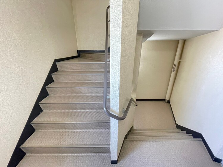 その他 共用部の階段です。明るく清潔に管理されています。