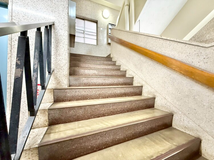 その他 共用部の階段です。明るく清潔に管理されています。