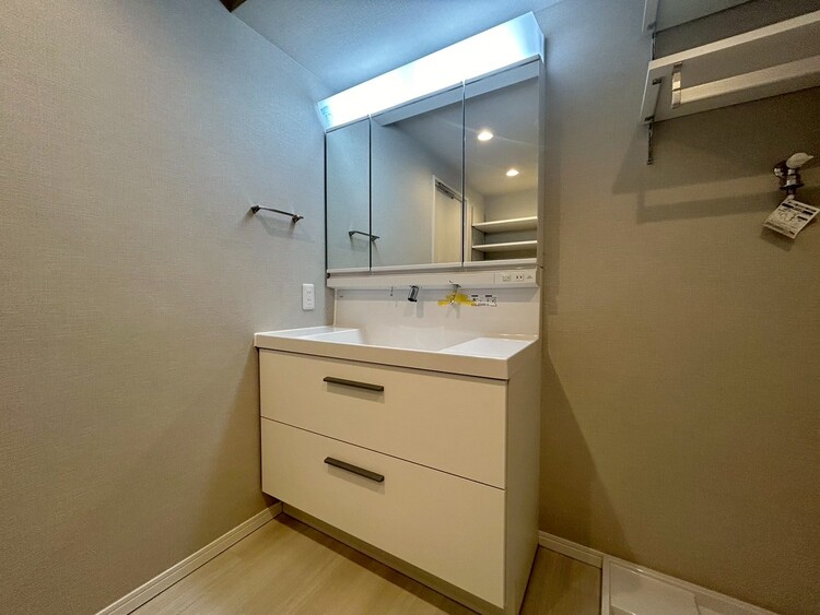 その他 清潔感を感じられる洗面化粧台。