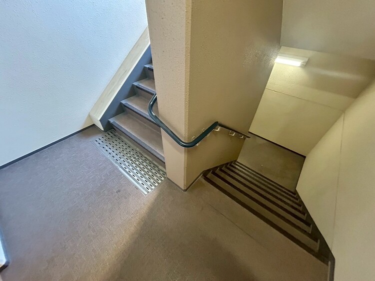 その他 共用部の階段です。明るく清潔に管理されています。