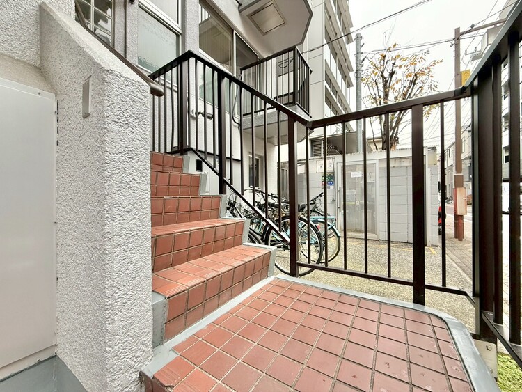 その他 共用部の階段です。明るく清潔に管理されています。