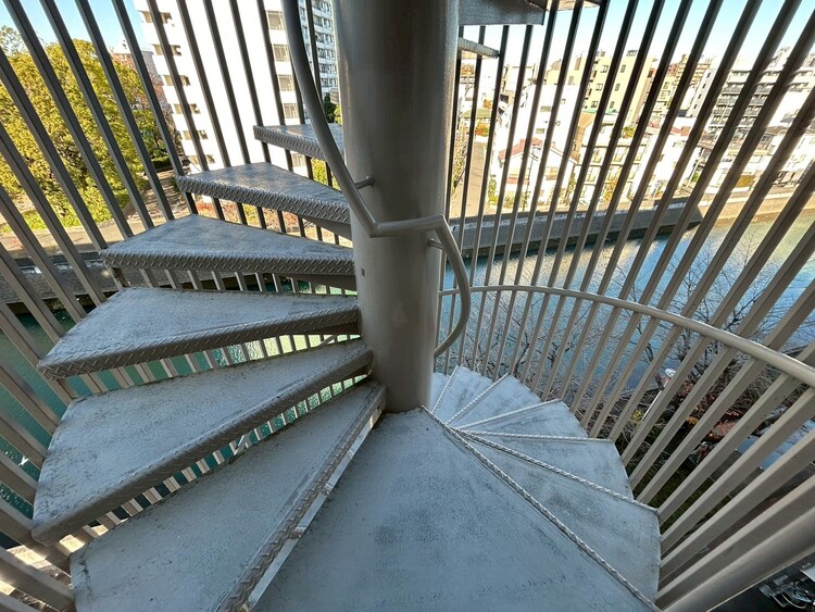 その他 共用部の階段です。明るく清潔に管理されています。