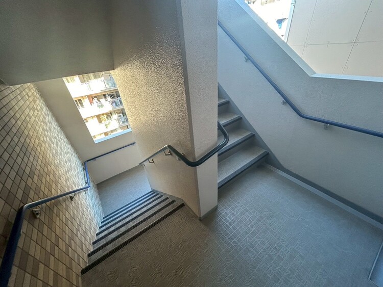 その他 共用部の階段です。明るく清潔に管理されています。