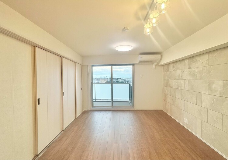 その他 ※家具消し加工をしてます休日の午後、ソファにゆったりと身を沈める。パートナーや子どもたちの声を聞きながら、自分らしく時を過ごしたい。そんな思いを適えてくれる優美な色合いの自由空間です