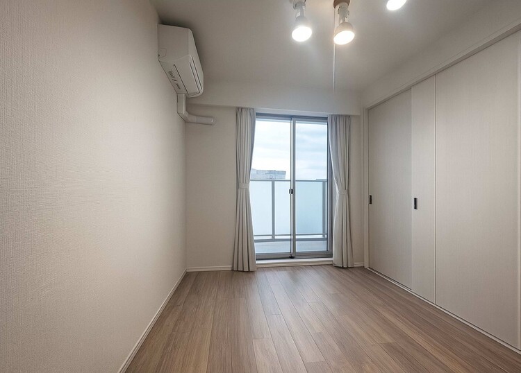 その他 ※家具消し加工をしてますリビングに隣接する居室。引き戸を開け放てば２部屋が一体となり広々と。快適空間が生まれることで、家族が集まりやすくなります。