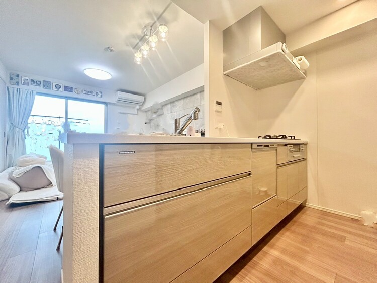 その他 対面式キッチンなら、リビングにいる家族の様子を見ながら料理ができるので安心です。会話と料理を楽しみながら存分に腕を振るって下さい。