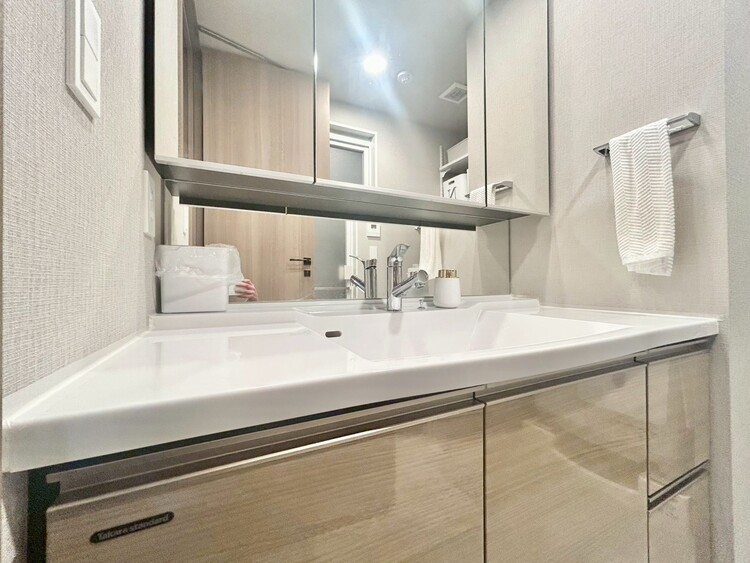 その他 身だしなみを整えやすい事はもちろんですが、鏡の裏に収納スペースを設ける事により、散らかりやすい洗面スペースをすっきりさせる事が出来るのも嬉しいですね。