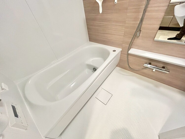 その他 高級感溢れるカラーと大きさ。柔らかな曲線で構成された半身浴も楽しめるバスタブが心地よさをもたらします。