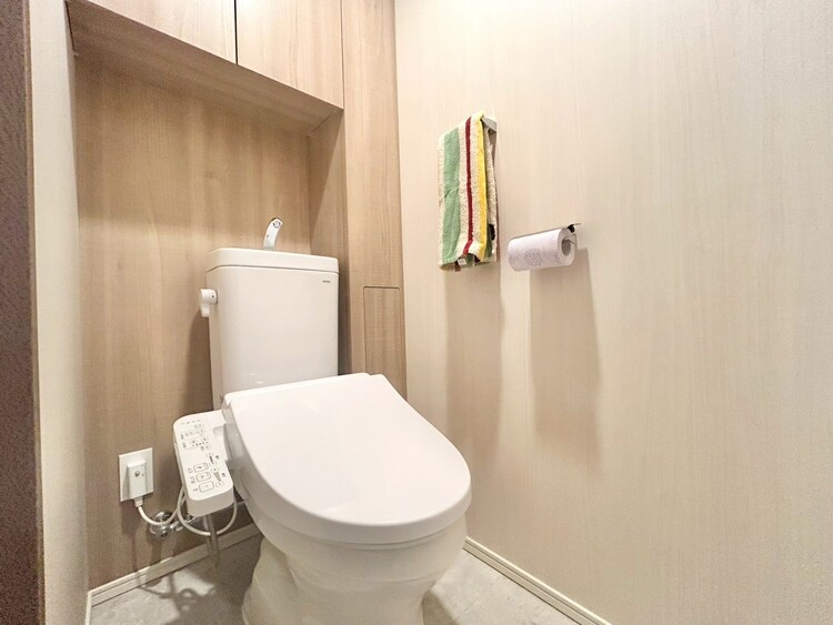 その他 白を基調とした温水洗浄機能付きで清潔感の高いお手洗い。タオル掛けや上部に収納もついておりますので、とても便利です。