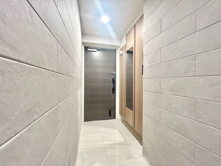 その他 上質感漂うタイル貼りの玄関。居住者の帰り、訪れる方を優しく迎える安らぎに満ちた生活空間を予感させる。健やかな暮らしを楽しめそう。