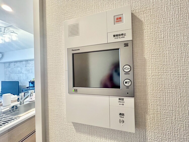 その他 来訪者の様子を室内TVモニターでチェック。お子様が留守番するときも安心。不在時の来訪者を録画でき、犯罪抑止効果も期待できます。