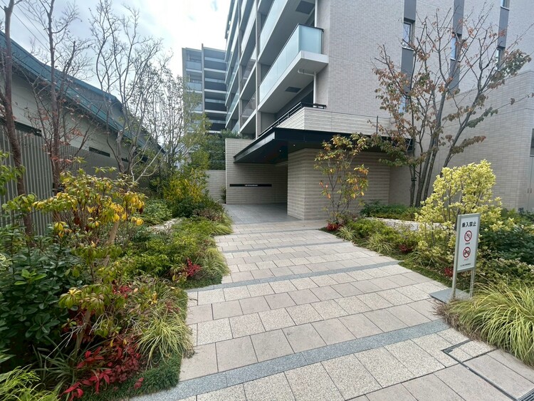 その他 季節感を演出する多彩な樹木と豊かな彩りが重なり、四季折々の変化を楽しめる心地よい場所となることでしょう。時間の経過と共に味わいが出る素敵な空間へ。