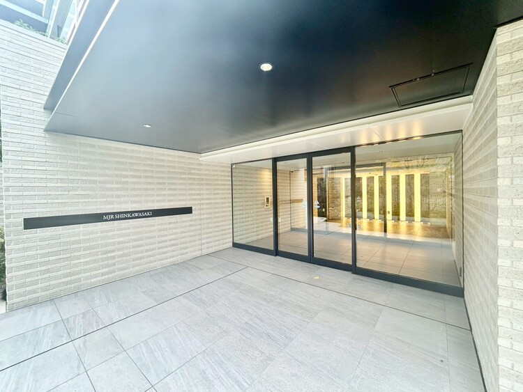 その他 デザイン性が高く、高級感溢れるエントランスは、来訪者を魅了します。曇りなく磨かれているガラス張りのエントランスを見れば、日々の管理が行き届いているかひと目で分かりますね。