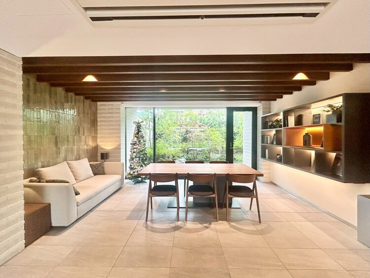 その他 光注ぐロビーは高級感と安心を兼ね備えた空間となっており、このマンションの魅力のひとつです。