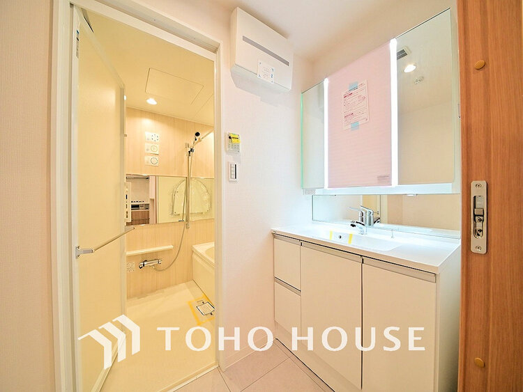 洗面 白を基調とした清潔感のある洗面室で朝の身支度を