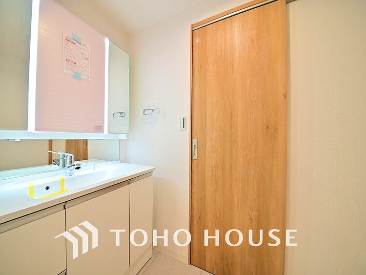 洗面 落ち着きのある色合いでまとめられた洗面室