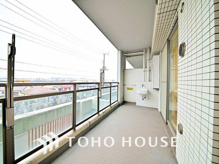 バルコニー 日当たりの良いバルコニーで晴れの日の洗濯物も楽しみになりますね