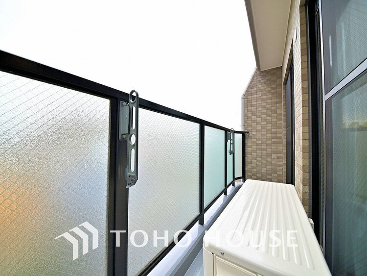 バルコニー 日当たりの良いバルコニーで晴れの日の洗濯物も楽しみになりますね