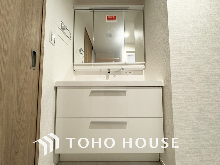 洗面 新規設置の洗面化粧台。収納豊富で使い勝手の良い3面鏡です
