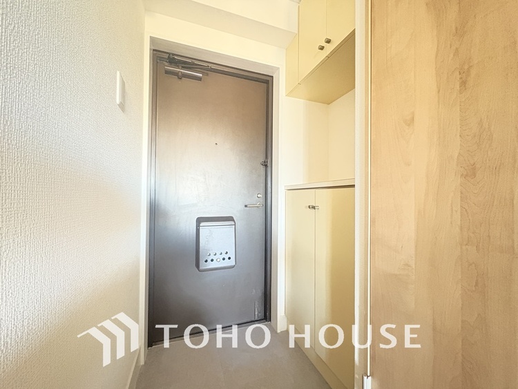 玄関 飾り過ぎないシンプルな内装の玄関