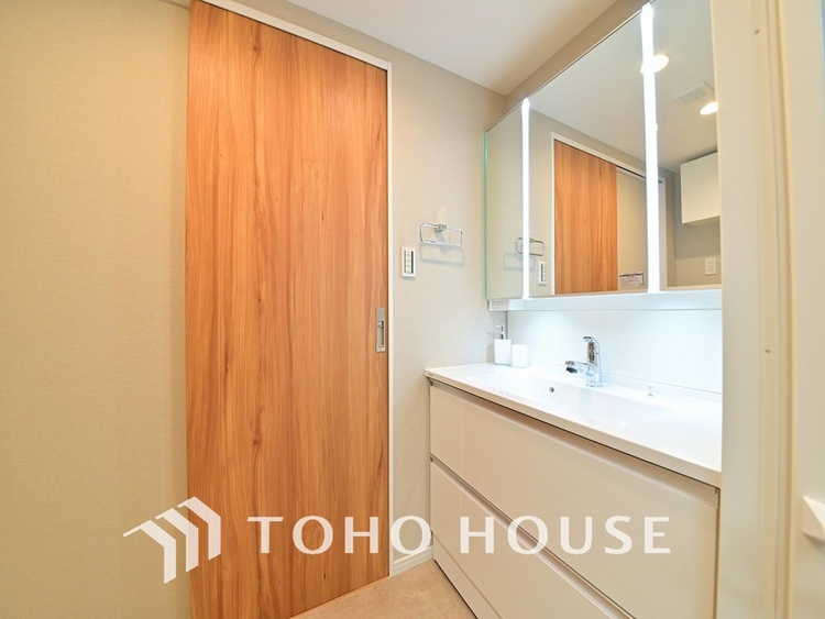 洗面 白を基調とした清潔感のある洗面室で朝の身支度を