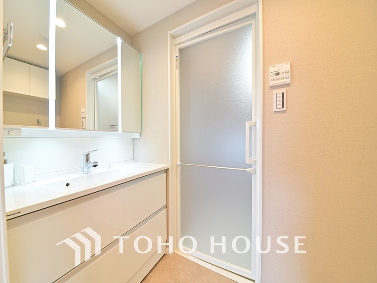 洗面 落ち着きのある色合いでまとめられた洗面室