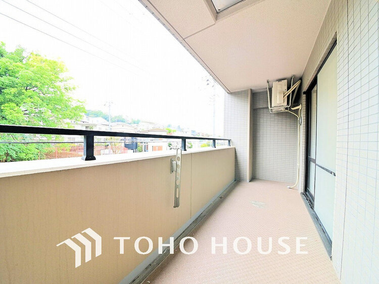 バルコニー 日当たりの良いバルコニーで晴れの日の洗濯物も楽しみになりますね