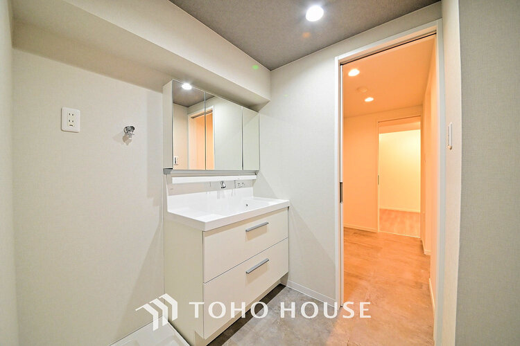 洗面 白を基調とした清潔感のある洗面室で朝の身支度を