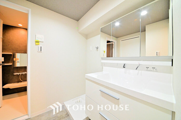 洗面 落ち着きのある色合いでまとめられた洗面室