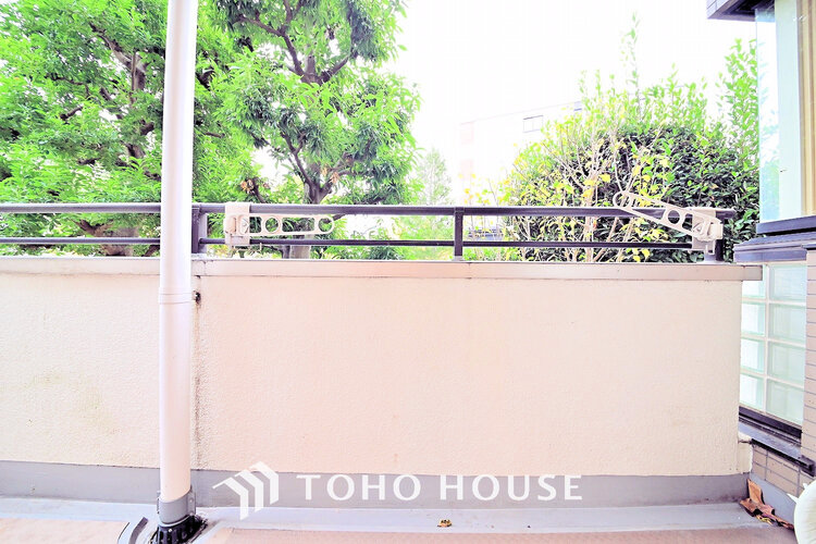 バルコニー 日当たりの良いバルコニーで晴れの日の洗濯物も楽しみになりますね