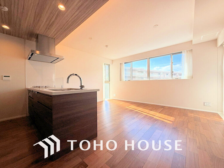 内装 上質な時間を育む暮らしのメインステージ。寛ぎとコミュニケーションを育む居心地のよい場所