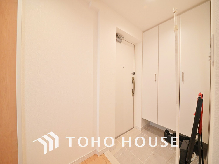 玄関 飾り過ぎないシンプルな内装の玄関