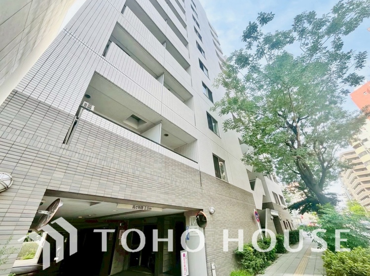 外観 洗練されたファサードが印象的なマンション。日々の暮らしを心地よく包み込む、品格ある佇まいが魅力です。帰宅するたびに気分が高まります。