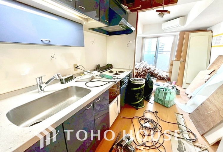 キッチン 手元の収納から、足元の収納までが全てスライド式で、奥のスペースまで有効に活用できます。奥まで上から見渡せるので、たまにしか使わない調理器具もサッと取出せます。