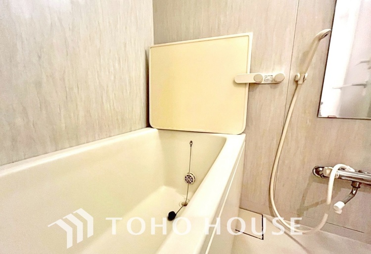 風呂 【改装中】【浴室】《一日の疲れを落としてくれる場所は、落ち着く場所でなければならない》　高級感溢れるカラーと大きさ・柔らかな曲線で構成された半身浴も楽しめるバスタブが心地よさをもたらします。