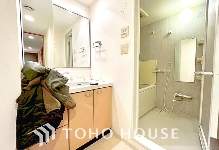 洗面 【改装中】気持ちの良い朝をつくりだし、夕方には笑顔を取り戻させてくれるミラー。パウダールームはいつでも本来の自分を取り戻せる空間。明るく仕上げてあります。