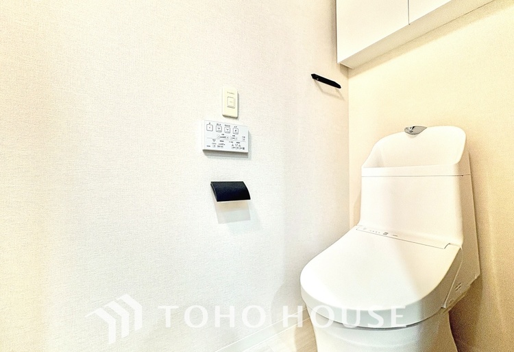 トイレ 清潔感あるホワイト調のクロスと温もり溢れるモダンカラーの床材が見事に調和した本邸宅は、毎日の生活を少しでも快適に過ごして頂ける様に落ち着いた雰囲気作りから行っています。