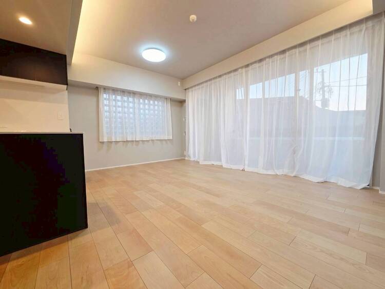 キッチン 【リビング】落ち着いた雰囲気に包まれて、伸びやかな空間。